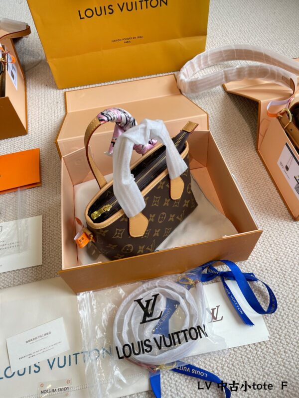 LC339 - Louis Vuitton Women's Fashion Bag