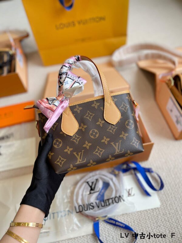 LC339 - Louis Vuitton Women's Fashion Bag