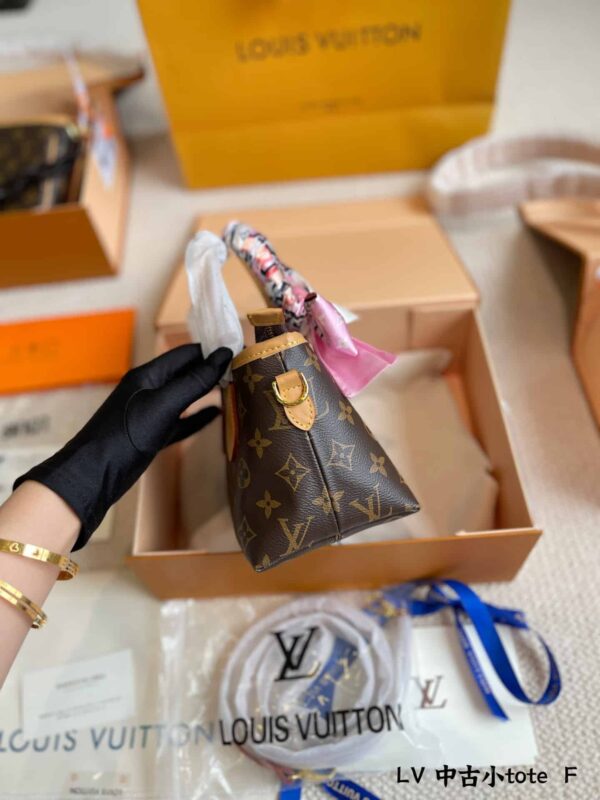 LC339 - Louis Vuitton Women's Fashion Bag