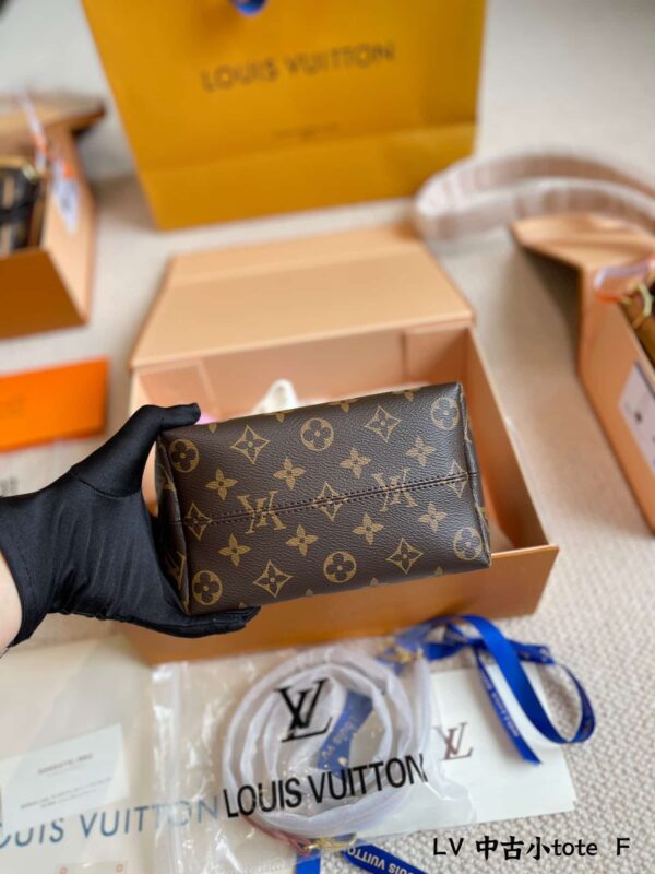 LC339 - Louis Vuitton Women's Fashion Bag
