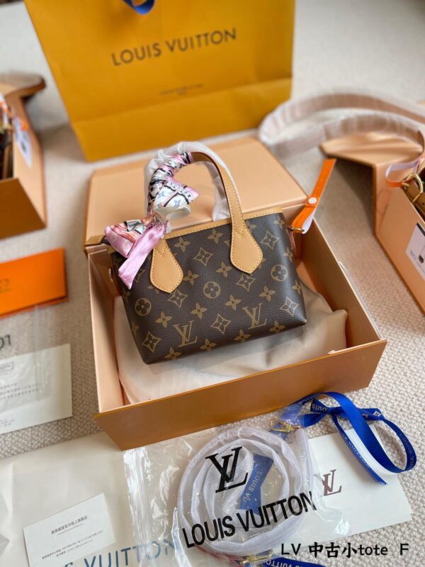 LC339 - Louis Vuitton Women's Fashion Bag