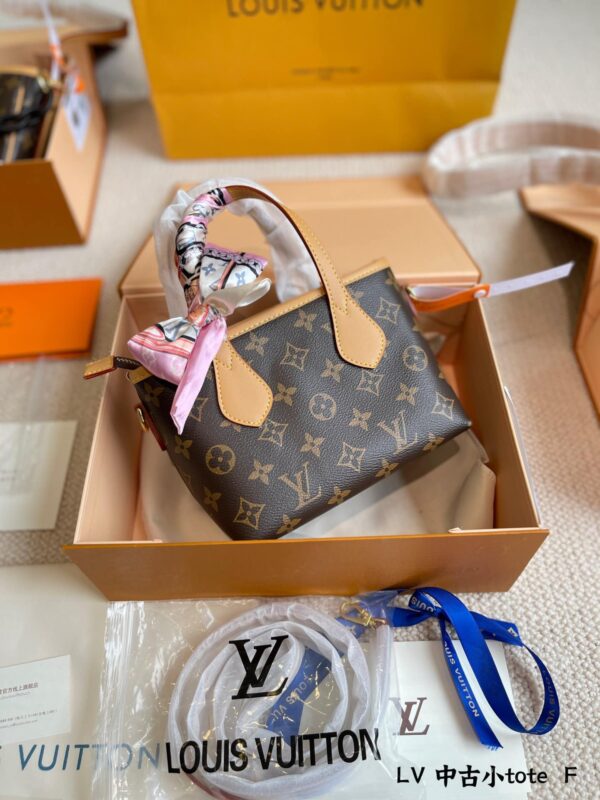 LC339 - Louis Vuitton Women's Fashion Bag