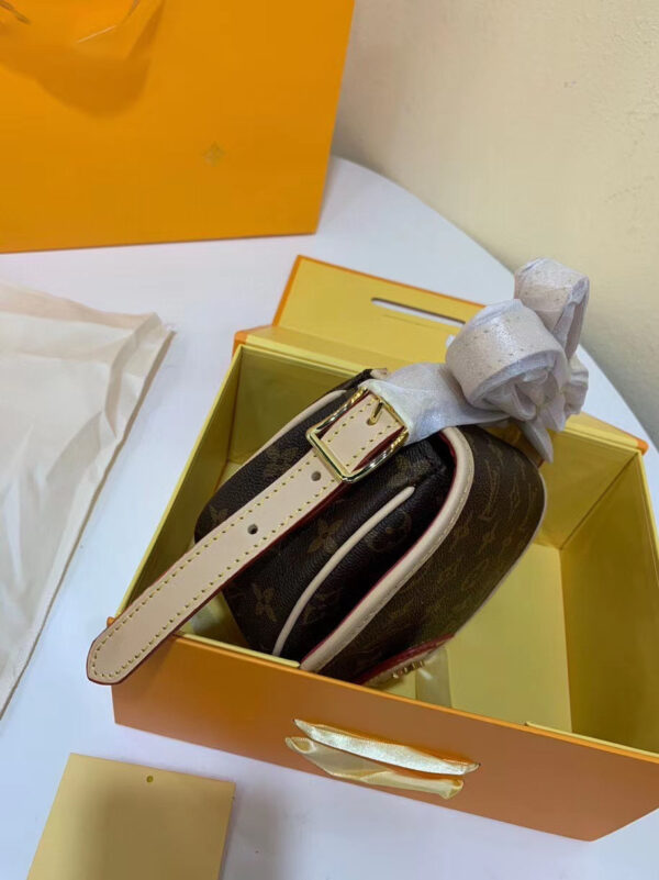 LC34 - Louis Vuitton Women's Fashion Bag