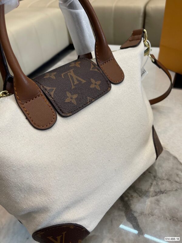 LC340 - Louis Vuitton Women's Fashion Bag