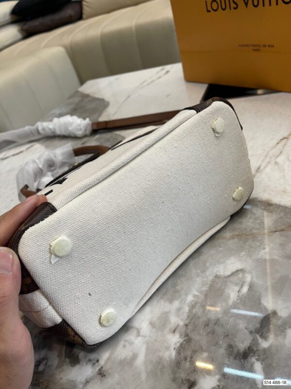 LC340 - Louis Vuitton Women's Fashion Bag