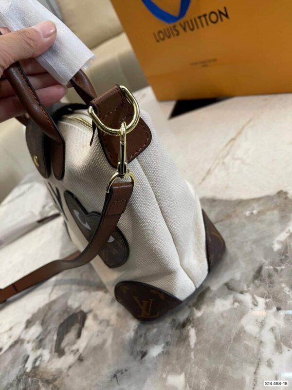 LC340 - Louis Vuitton Women's Fashion Bag