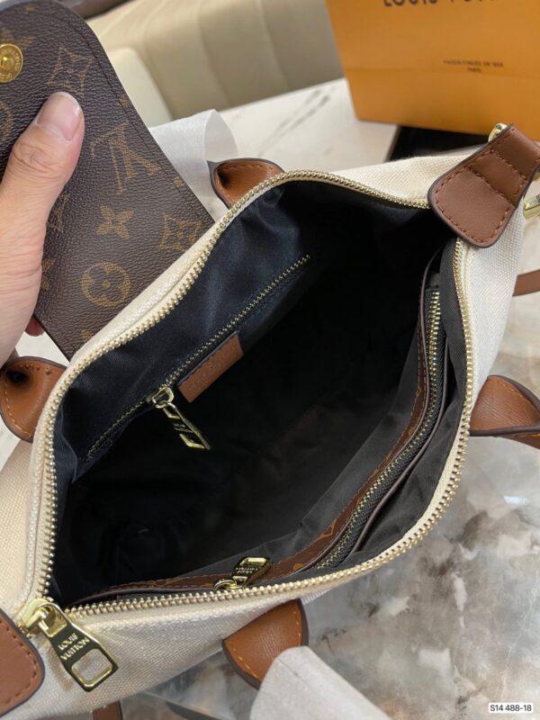 LC340 - Louis Vuitton Women's Fashion Bag