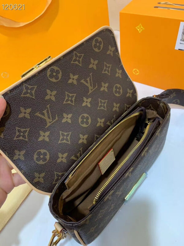 LC38 - Louis Vuitton Women's Fashion Bag