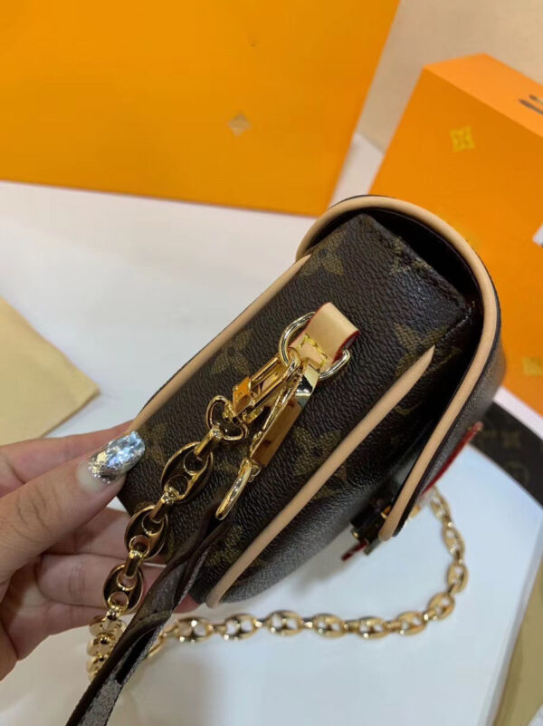 LC38 - Louis Vuitton Women's Fashion Bag