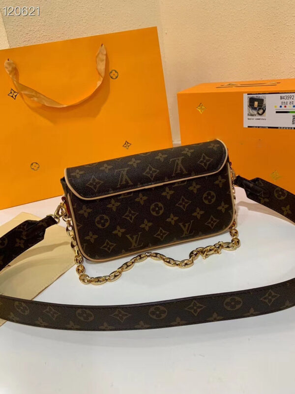 LC38 - Louis Vuitton Women's Fashion Bag