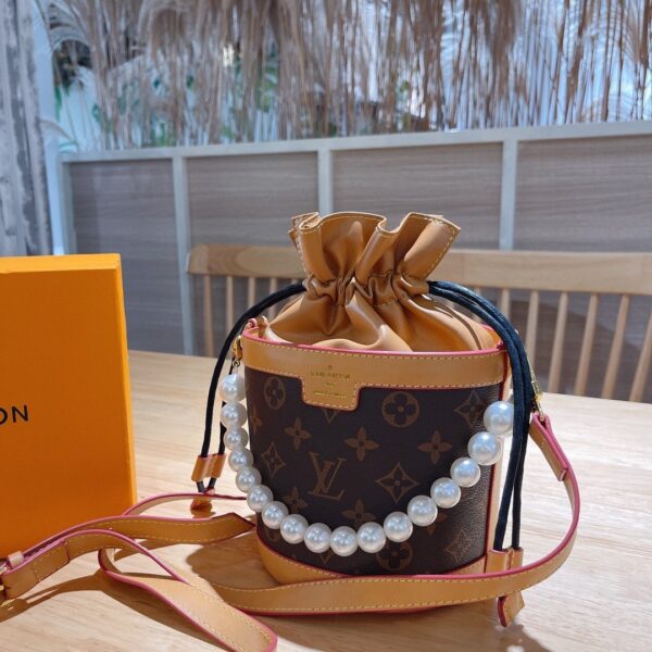 LC4100 - Louis Vuitton Women's Fashion Bag