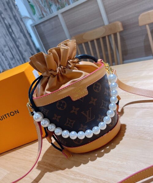 LC4100 - Louis Vuitton Women's Fashion Bag