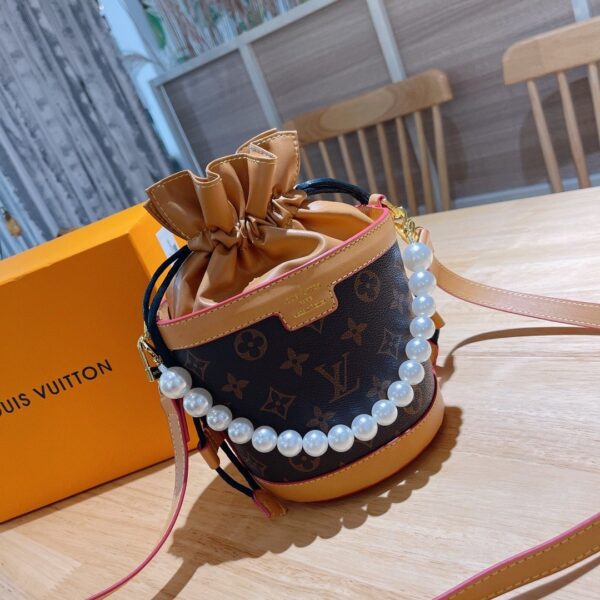 LC4100 - Louis Vuitton Women's Fashion Bag
