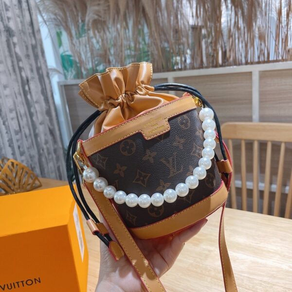 LC4100 - Louis Vuitton Women's Fashion Bag