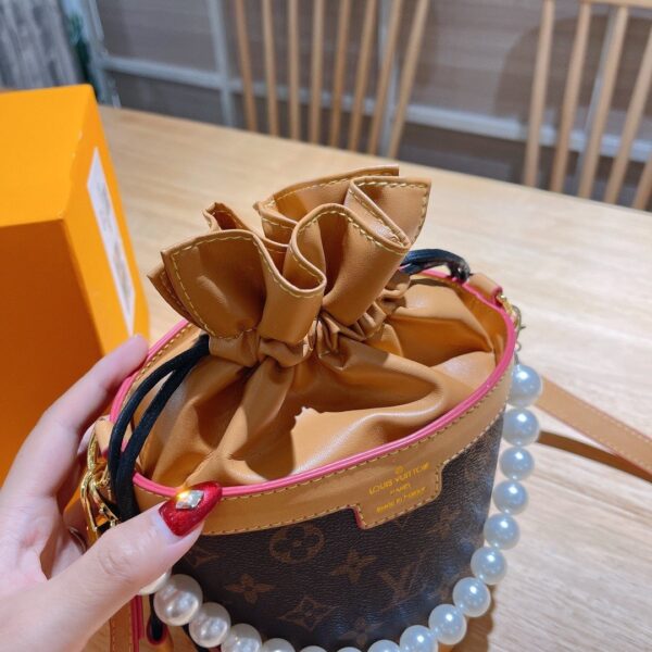 LC4100 - Louis Vuitton Women's Fashion Bag
