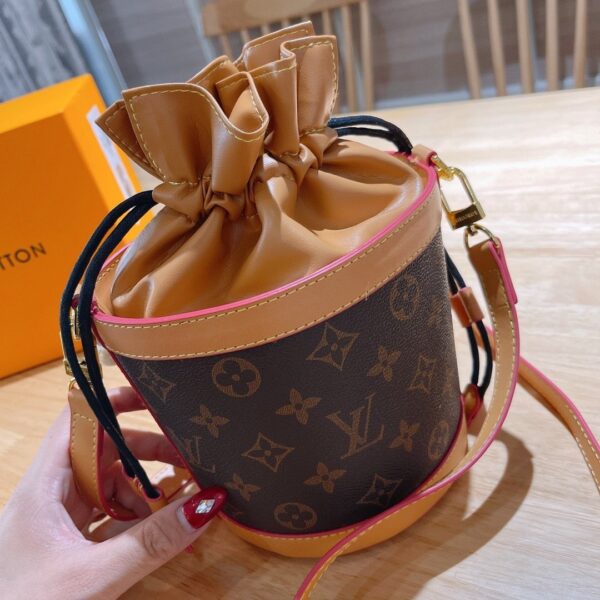 LC4100 - Louis Vuitton Women's Fashion Bag