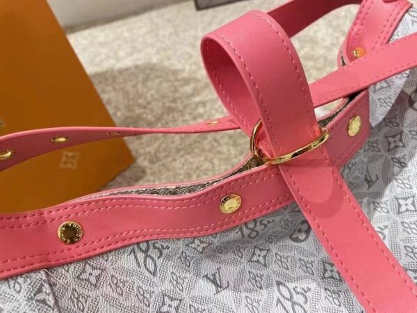 LC4102 - Louis Vuitton Women's Fashion Bag
