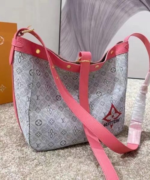 LC4102 - Louis Vuitton Women's Fashion Bag