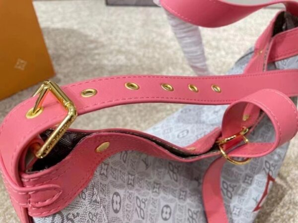 LC4102 - Louis Vuitton Women's Fashion Bag