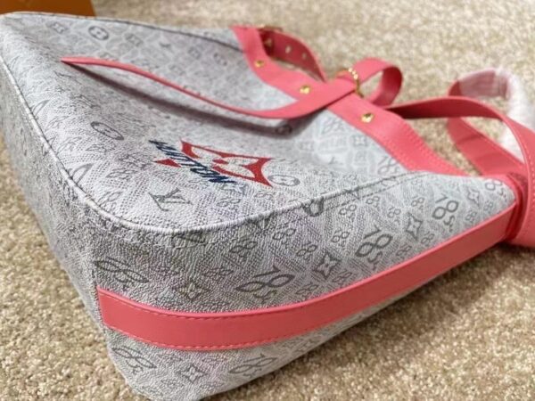 LC4102 - Louis Vuitton Women's Fashion Bag