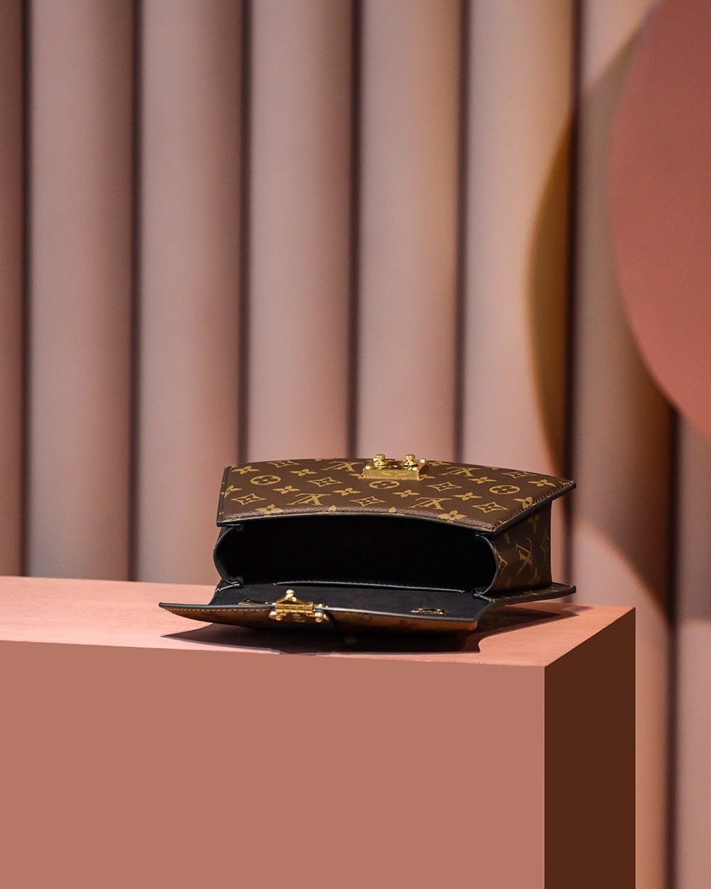 LC708 – Louis Vuitton ??????? M46548 Size 24 cm Top Quality