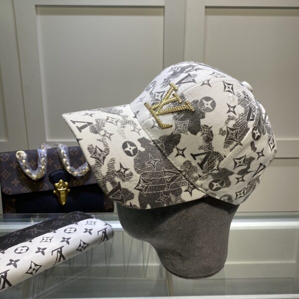 Louis Vuitton Be My Cap In Grey