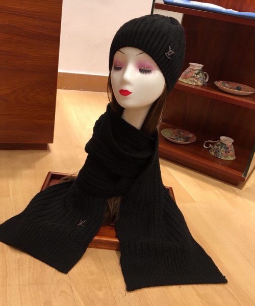Louis Vuitton Beanie & Scarf Set In Black