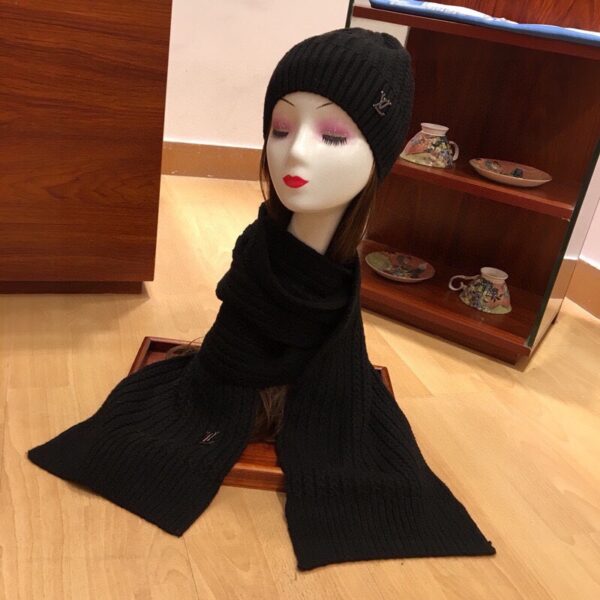Louis Vuitton Beanie & Scarf Set In Black 