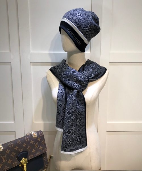Louis Vuitton Beanie & Scarf Set In Black 