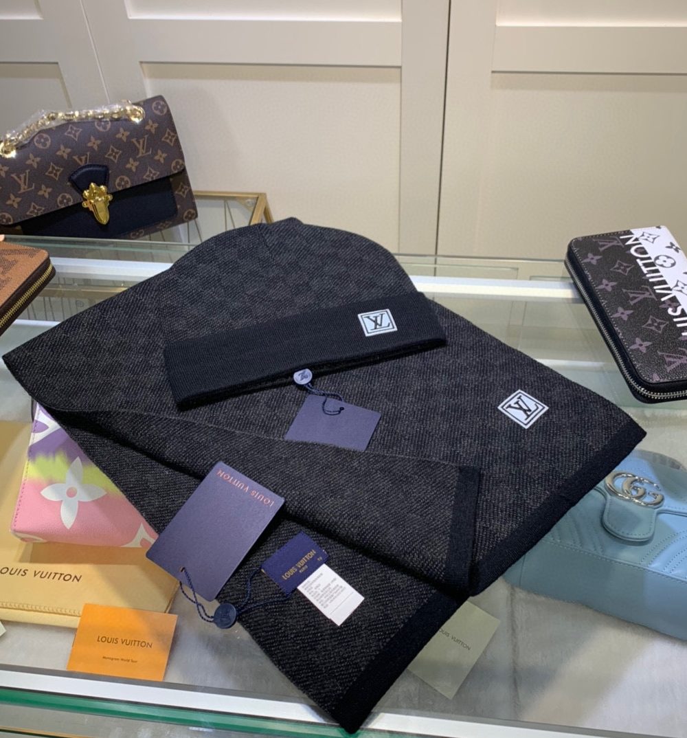 Louis Vuitton Beanie & Scarf Set In Black