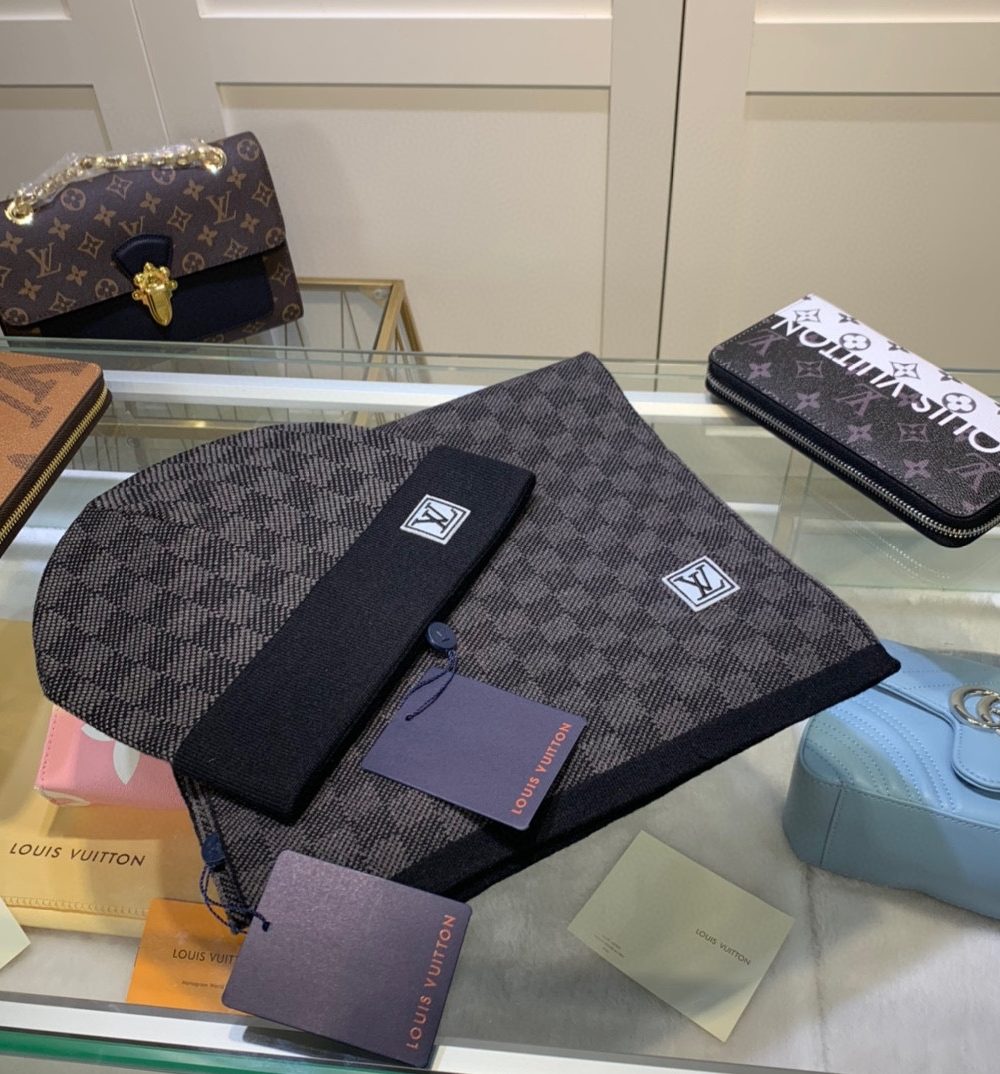 Louis Vuitton Beanie & Scarf Set In Black