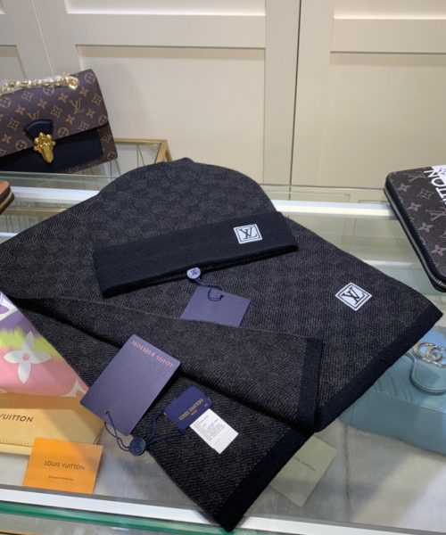 Louis Vuitton Beanie & Scarf Set In Black 