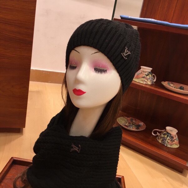 Louis Vuitton Beanie & Scarf Set In Black 