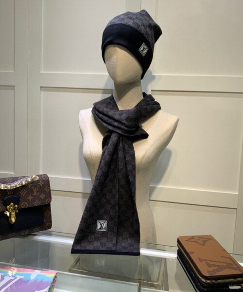 Louis Vuitton Beanie & Scarf Set In Black 