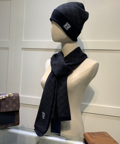 Louis Vuitton Beanie & Scarf Set In Black 