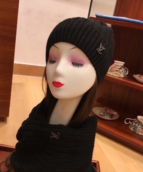 Louis Vuitton Beanie & Scarf Set In Black
