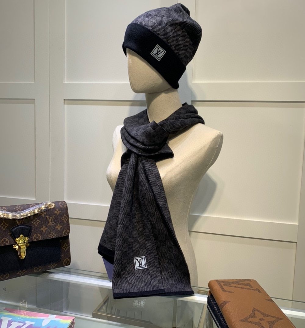 Louis Vuitton Beanie & Scarf Set In Black