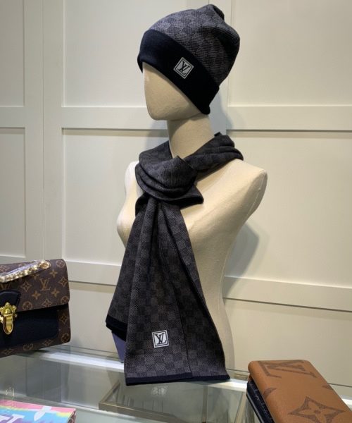 Louis Vuitton Beanie & Scarf Set In Black 
