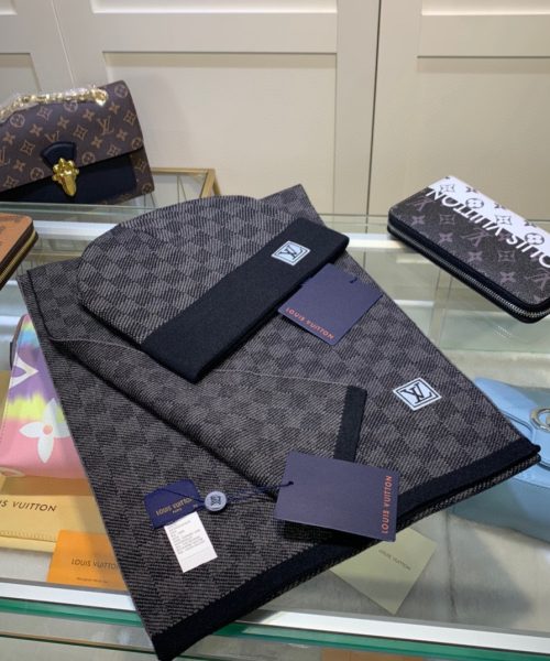 Louis Vuitton Beanie & Scarf Set In Black 