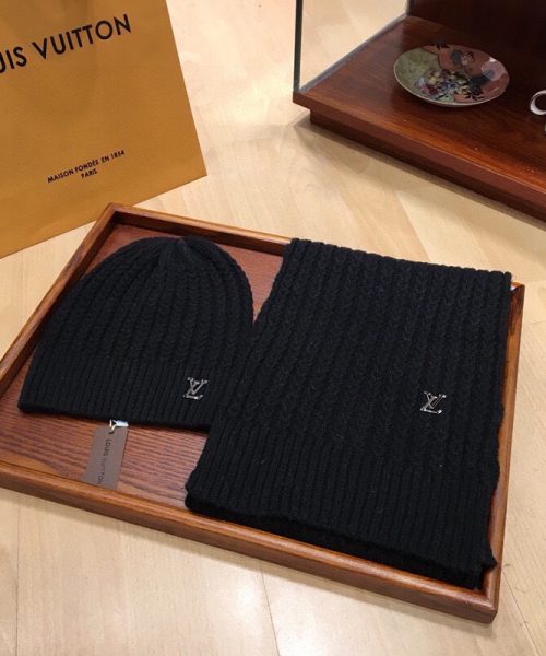 Louis Vuitton Beanie & Scarf Set In Black
