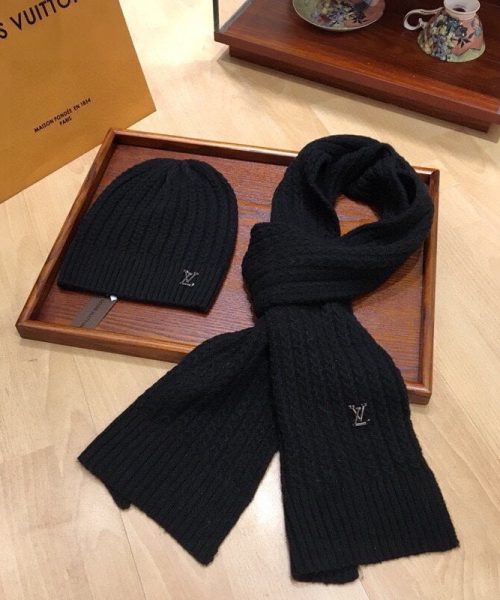 Louis Vuitton Beanie & Scarf Set In Black 