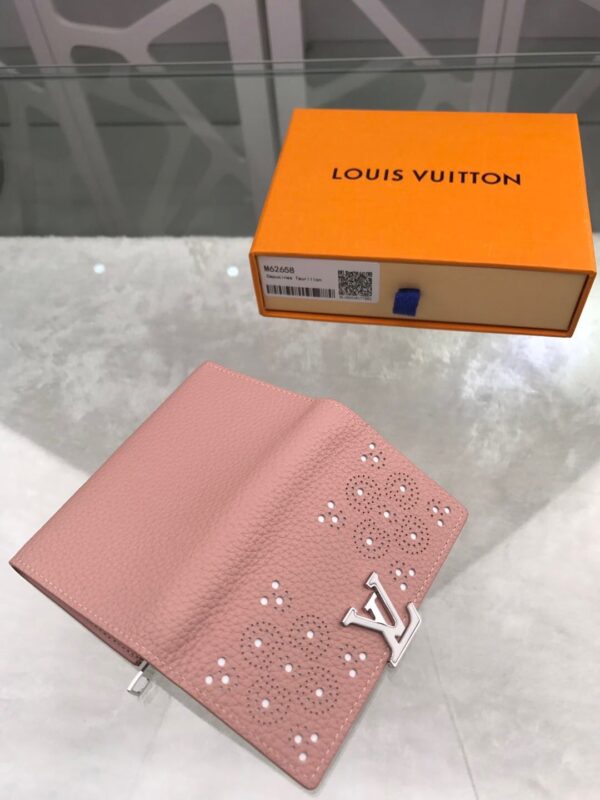 Louis Vuitton Capucines Sweet Brogues Taurillon Pink For Women, Women's Wallets 5.3in/13.5cm LV 