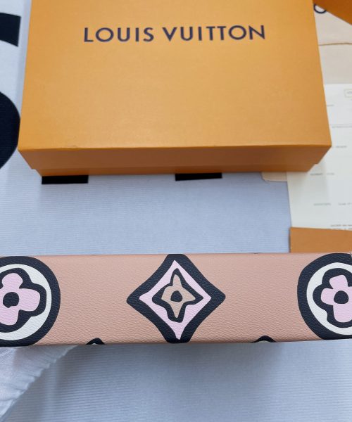 1:1 Replica Louis Vuitton Cosmetic Toiletry Pouch 26 Waxed Monogram Canvas Beige  For Women, Women's Wallets 9.8in/25cm LV M80752