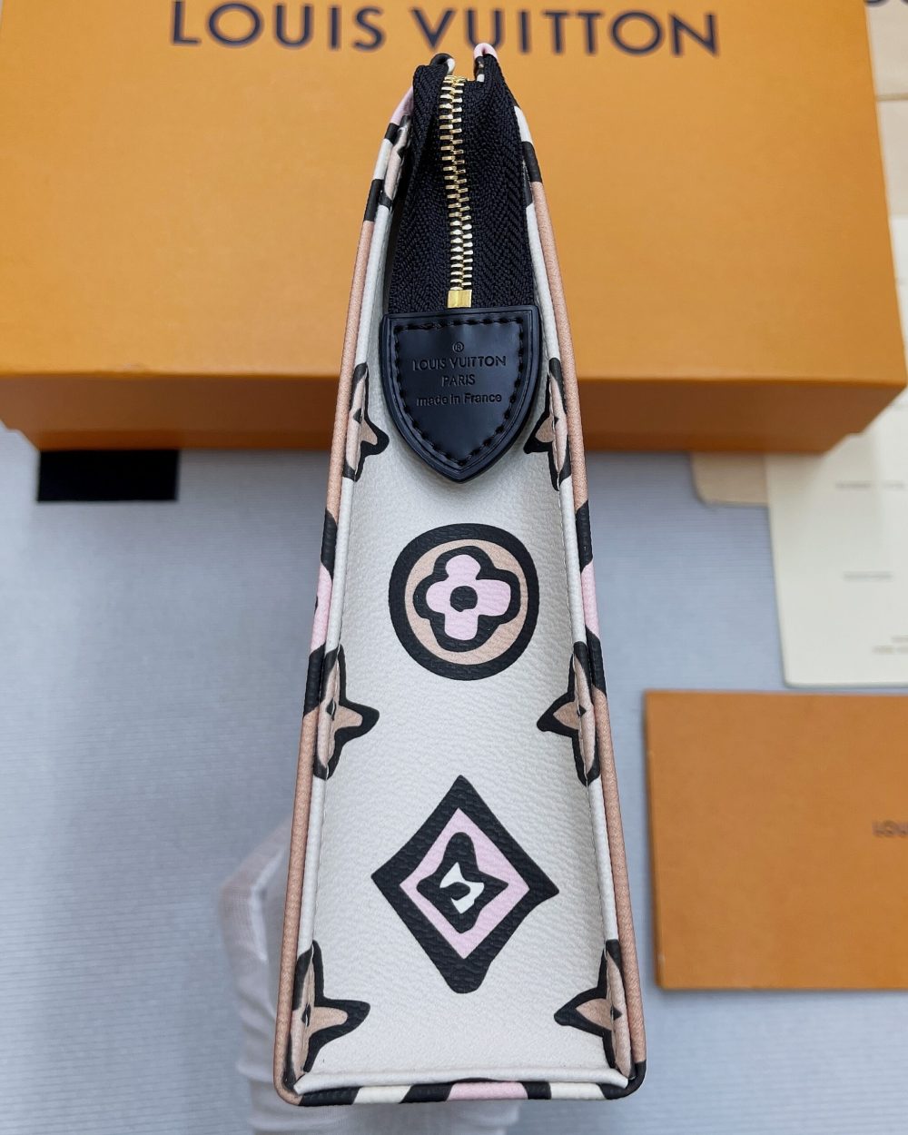 1:1 Replica Louis Vuitton Cosmetic Toiletry Pouch 26 Waxed Monogram Canvas Beige  For Women, Women's Wallets 9.8in/25cm LV M80752