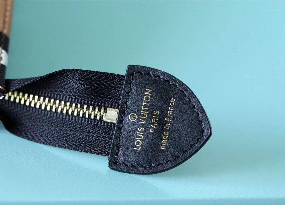 1:1 Replica Louis Vuitton Cosmetic Toiletry Pouch 26 Waxed Monogram Canvas Beige  For Women, Women's Wallets 9.8in/25cm LV M80752