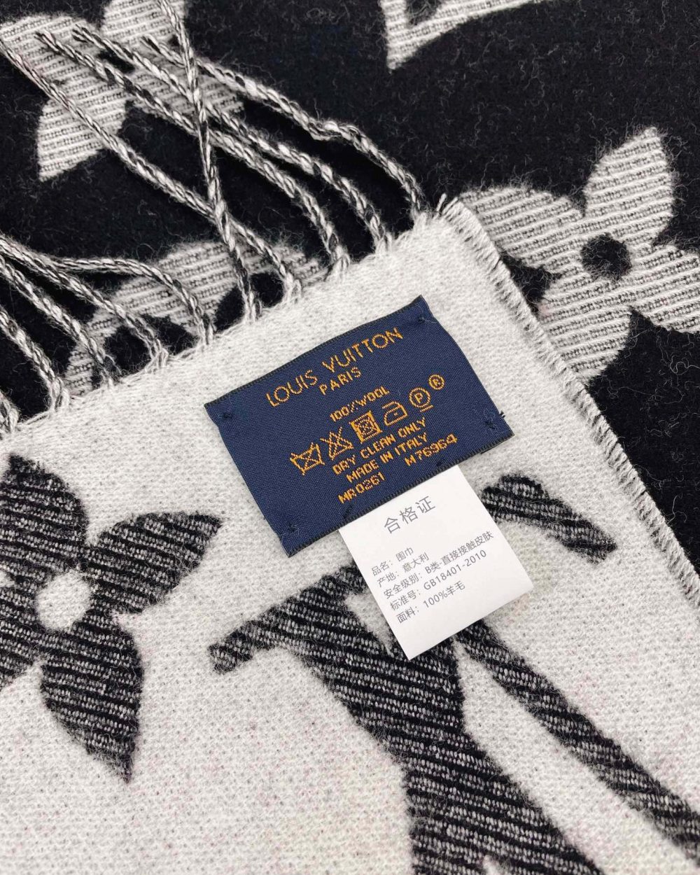 LV Essential Monogram Black/White Scarf