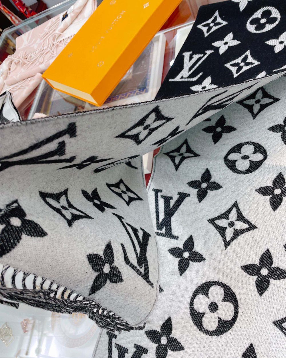 LV Essential Monogram Black/White Scarf