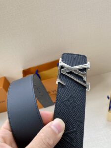 1:1 Replica Louis Vuitton Iconic Reversible LV Belt Black LV Women Belt