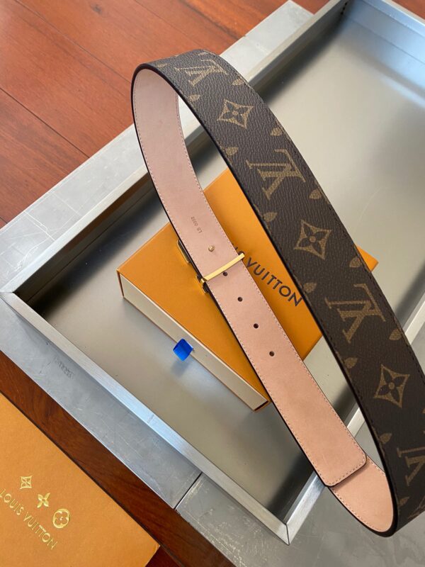 1:1 Replica Louis Vuitton Initiales Reversible LV Belt Monogram Canvas with Gold Toned Hardware LV Women Belt