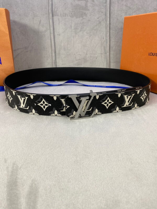 1:1 Replica Louis Vuitton Initiales Reversible LV Belt Monogram with Black Toned Hardware LV Women Belt